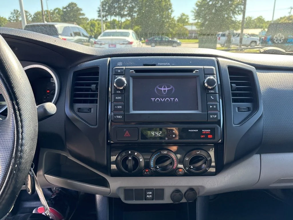 Used 2013 White Toyota Base image 17