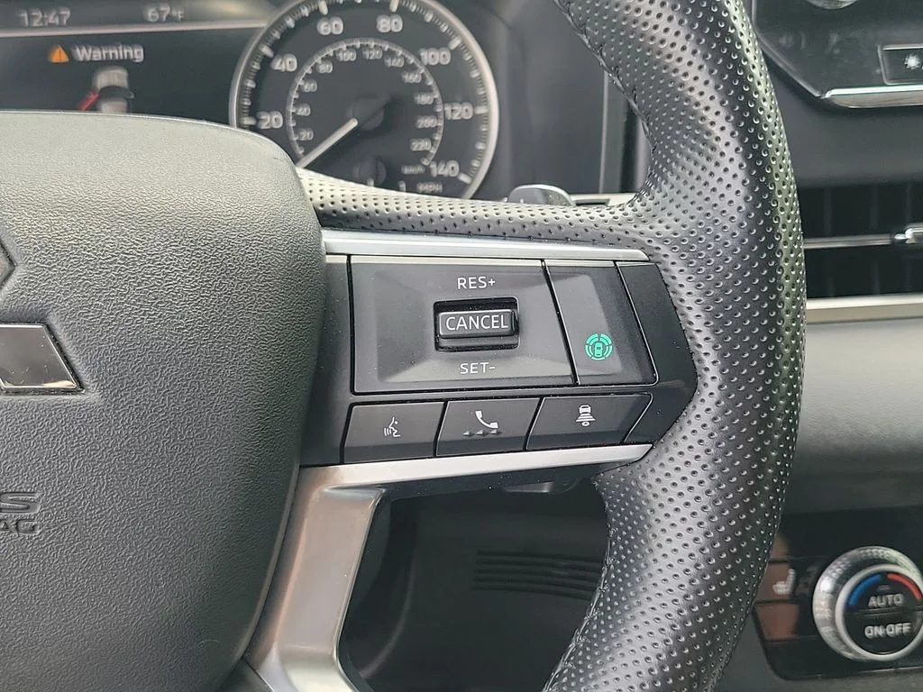 Used 2024  Mitsubishi SE image 26