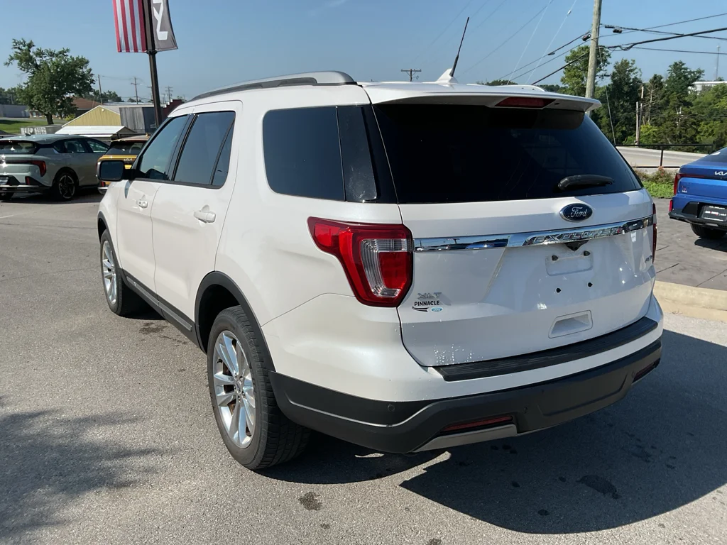 Used 2019 White Platinum Metallic Tri-Coat Ford XLT image 8