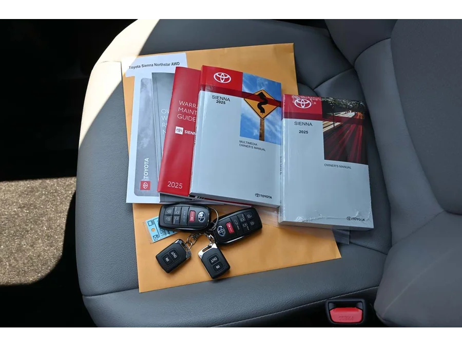 2025 Toyota Sienna XLE - Photo 39
