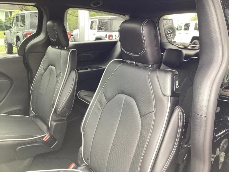New 2026 Diamond Black Crystal Pearl-Coat Exterior Paint Chrysler Limited image 19