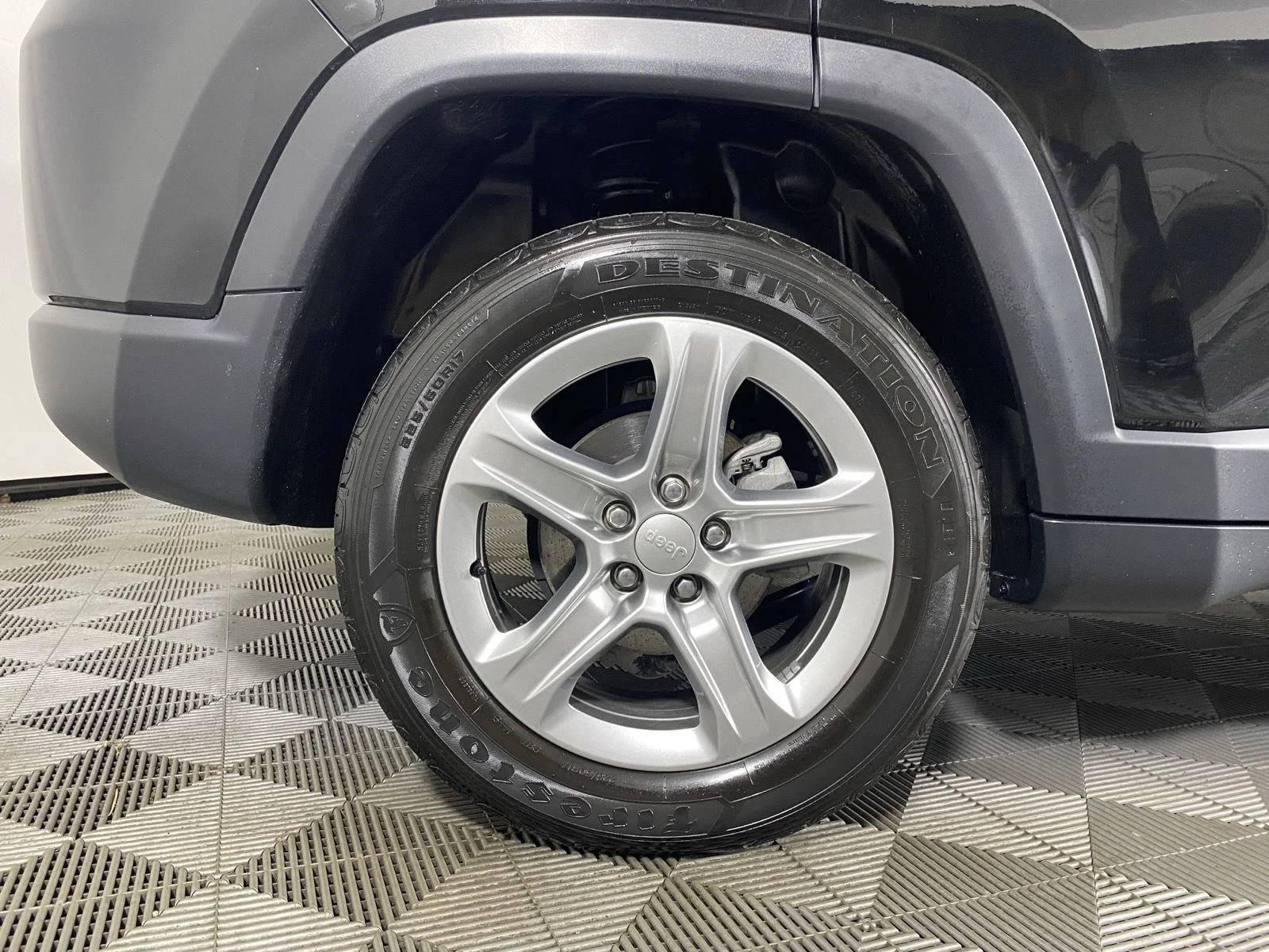 Used 2023 Diamond Black Crystal Pearlcoat Jeep Latitude image 12