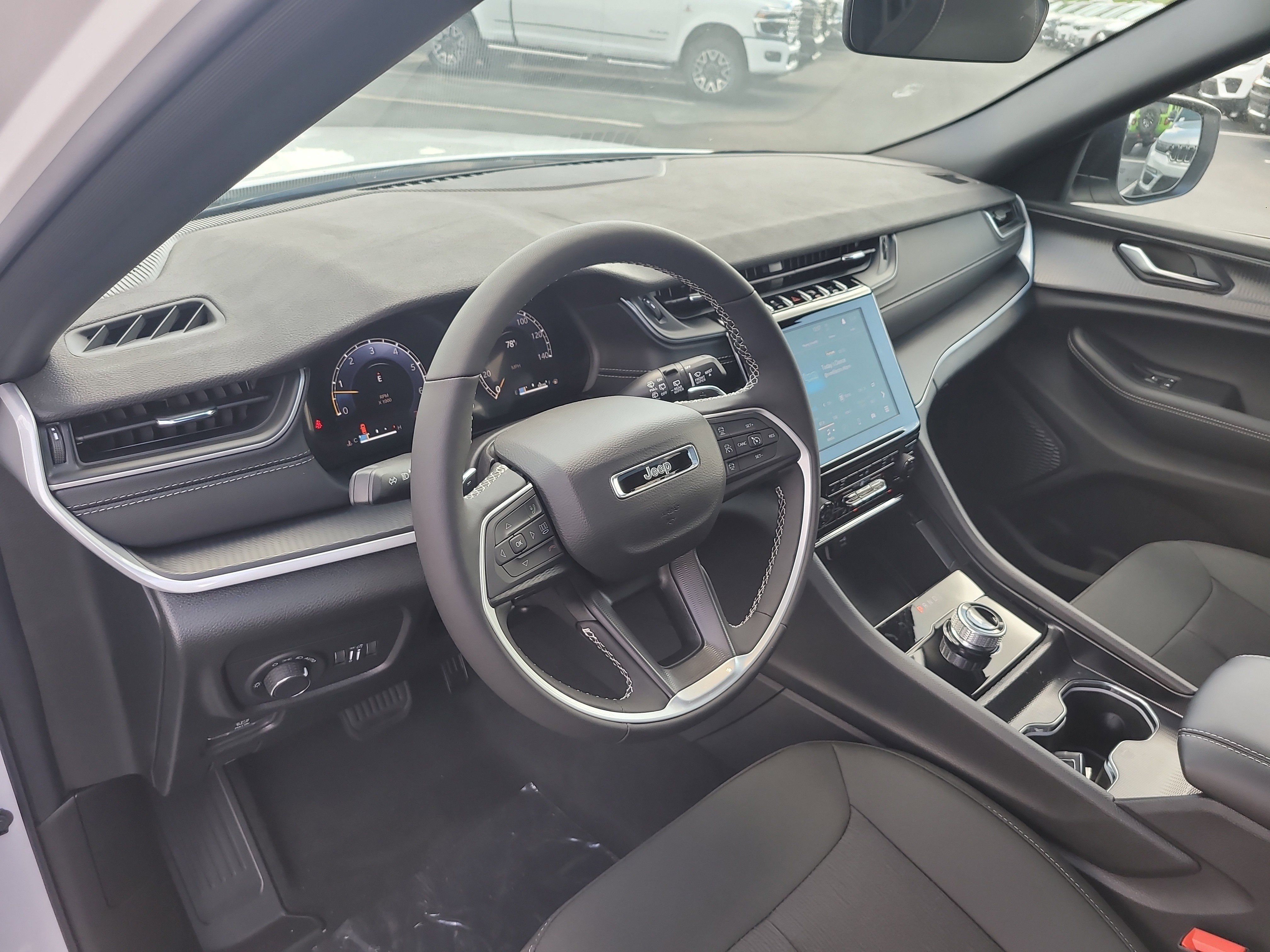 2025 Jeep Grand Cherokee Laredo photo 3