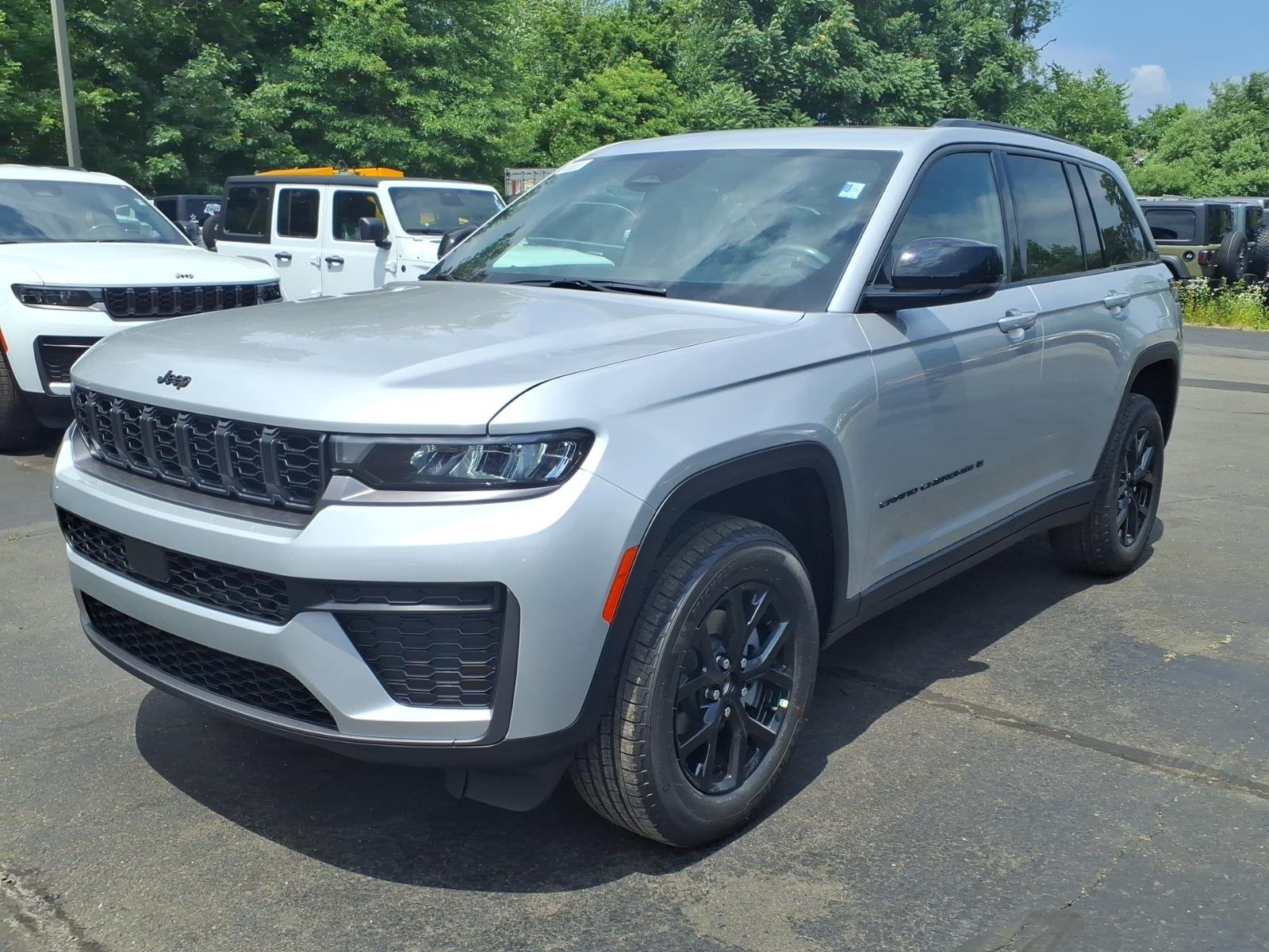 New 2026 Silver Zynith Jeep Altitude image 3