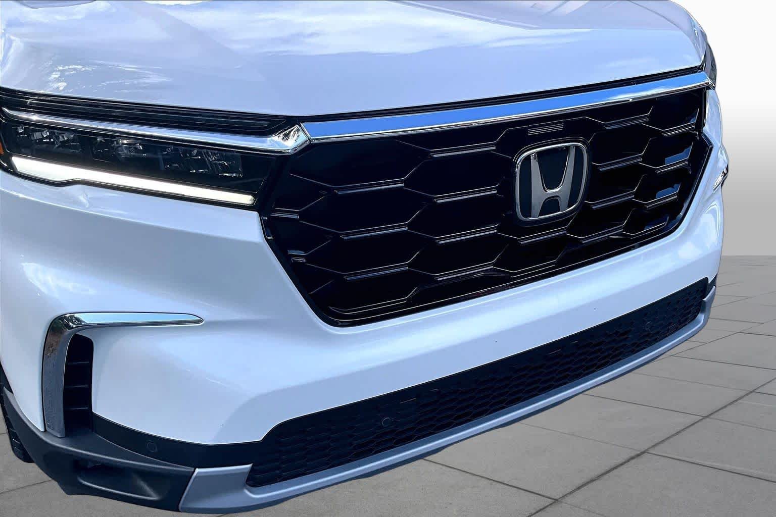 Used 2025 Platinum White Pearl Honda Touring image 30