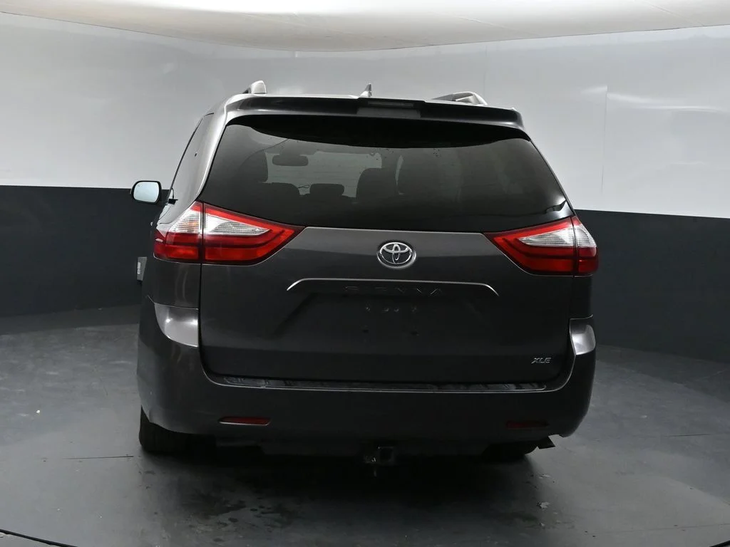 Used 2018 Gray Toyota XLE image 3