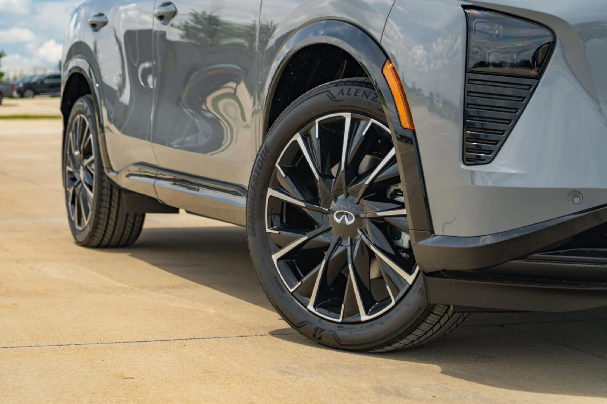New 2027 2T HRBR GRAY INFINITI Autograph AWD image 3
