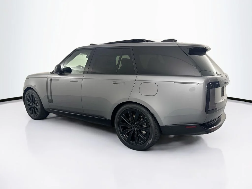 New 2026 Eiger Grey Land Rover SE image 7