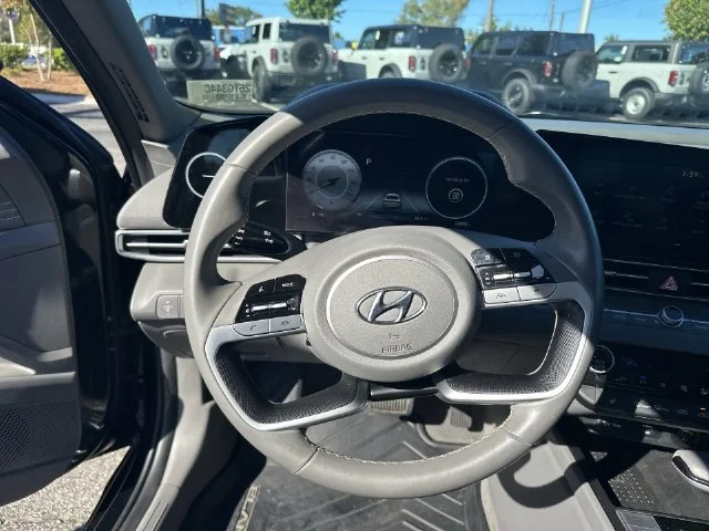Used 2023 Black Hyundai SEL image 15
