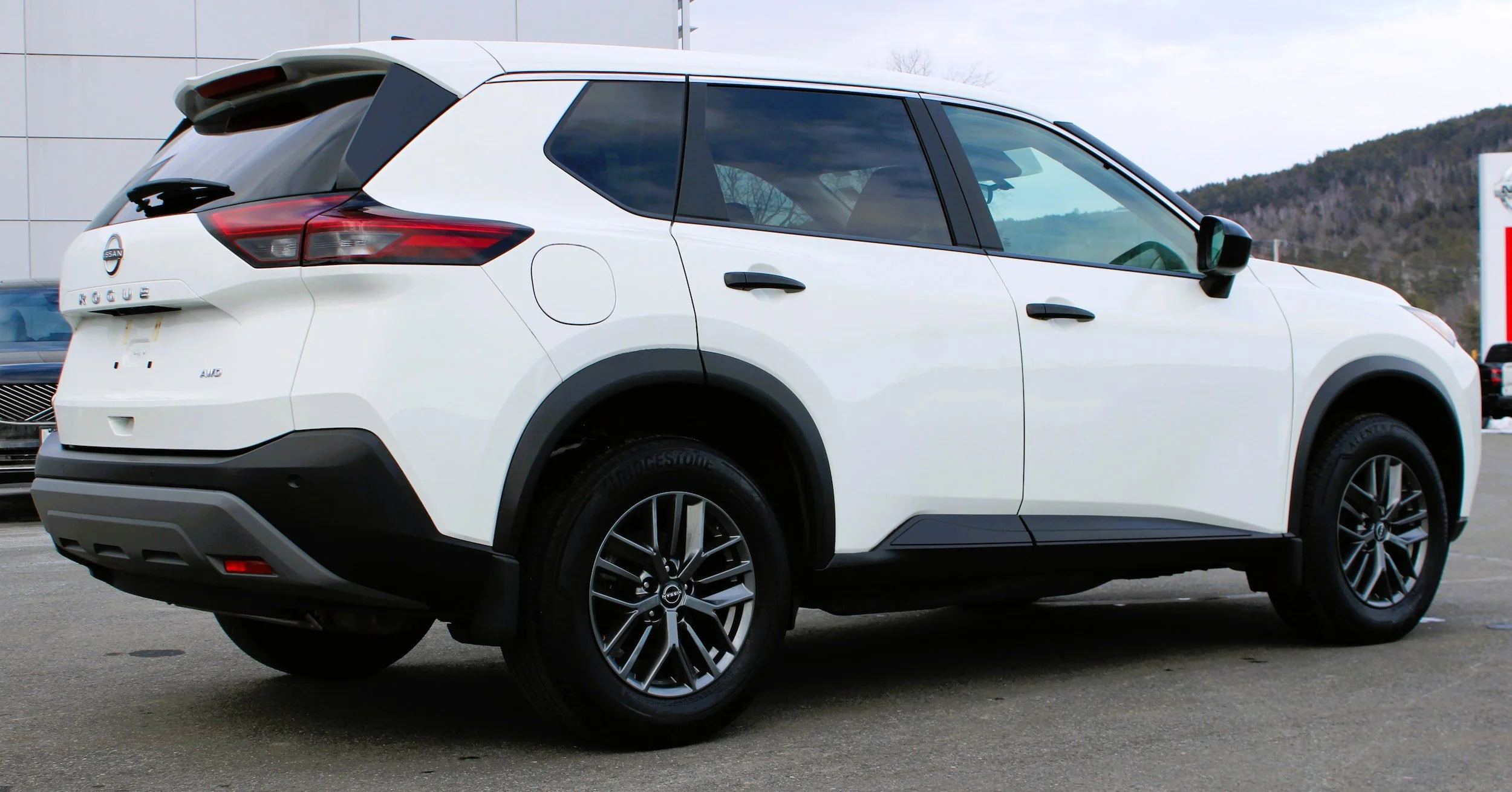 Used 2023 Glacier White Nissan S image 5