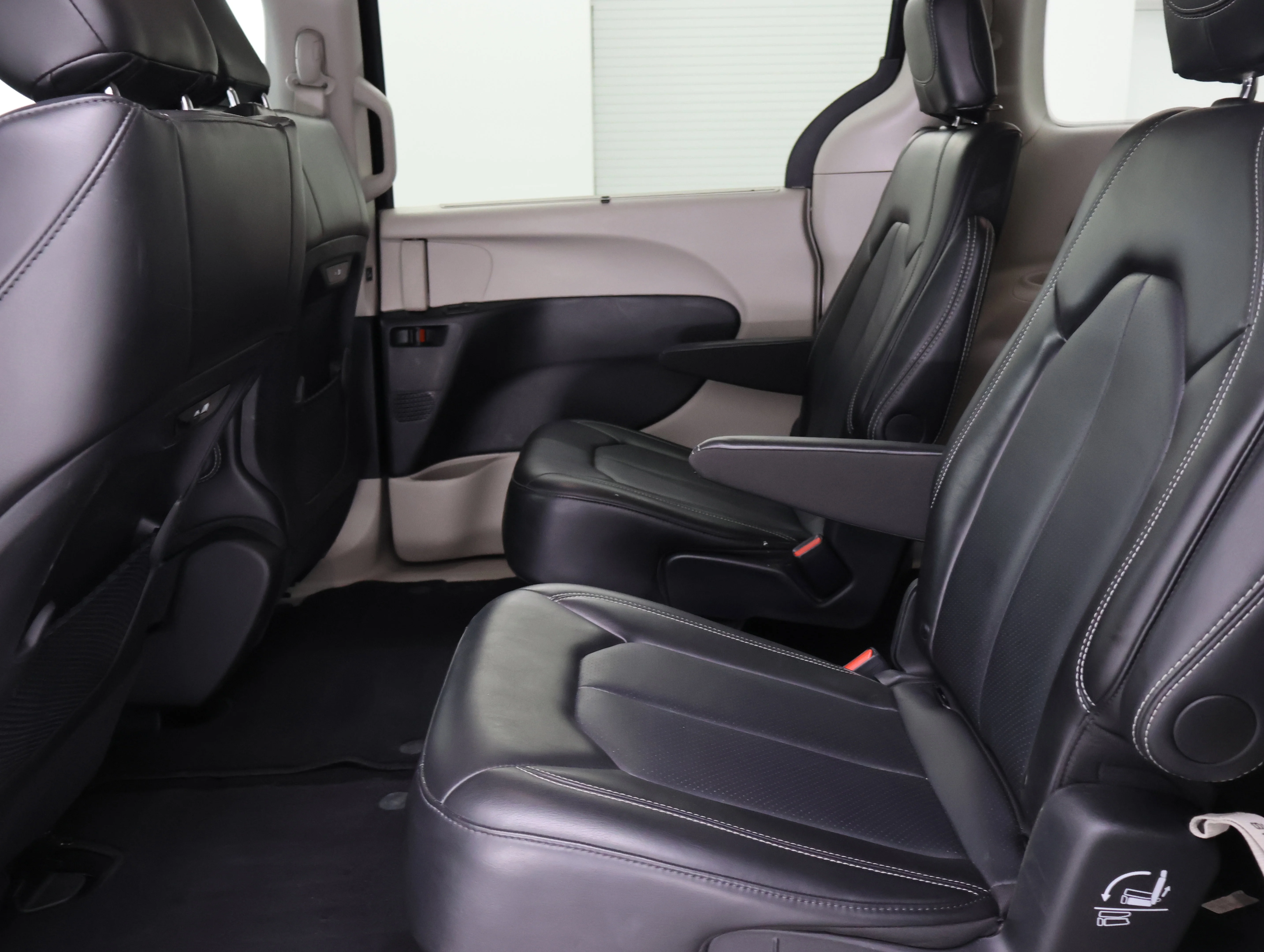 Used 2024 Diamond Black Crystal Pearlcoat Chrysler Touring L image 36