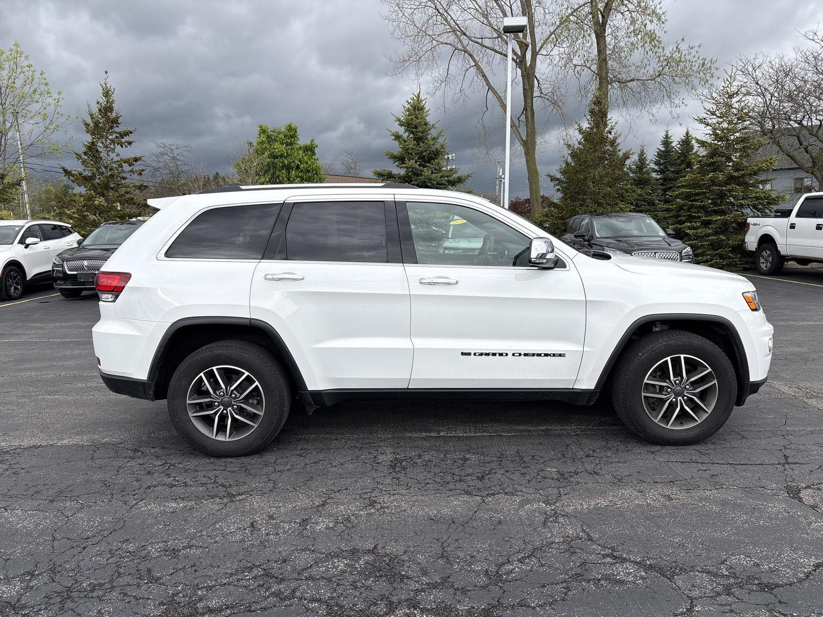 Used 2022 Bright White Clearcoat Jeep Limited image 9