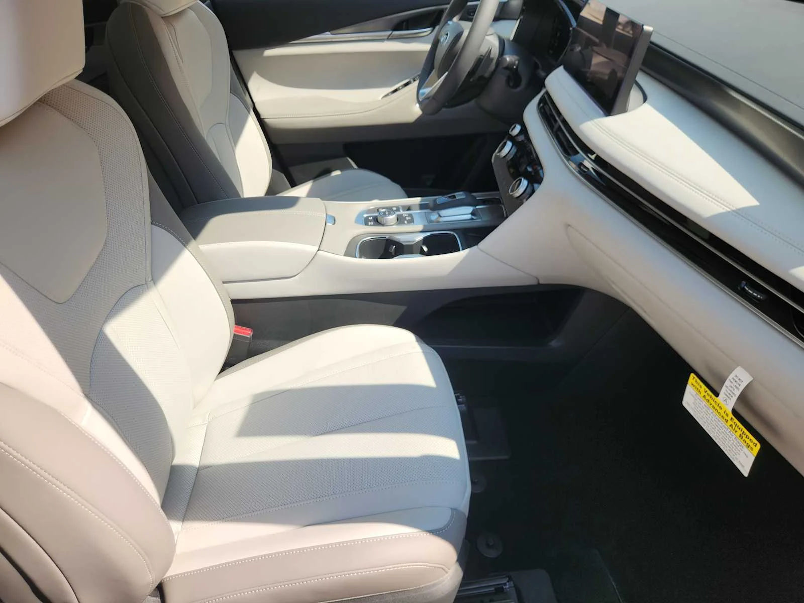 New 2027 MINERAL BLACK INFINITI Luxe AWD image 9