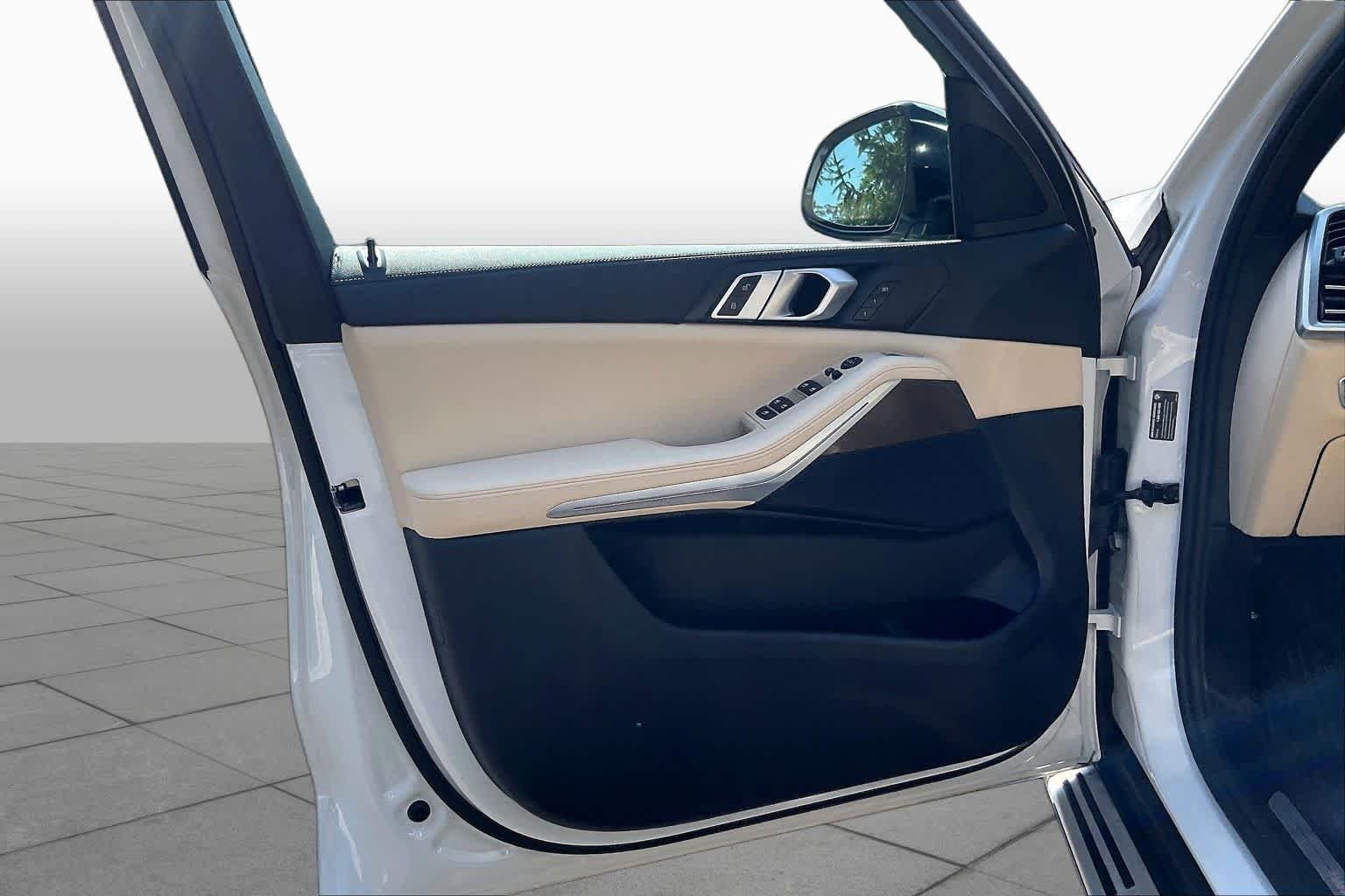 Used 2021 Mineral White Metallic BMW xDrive40i image 22