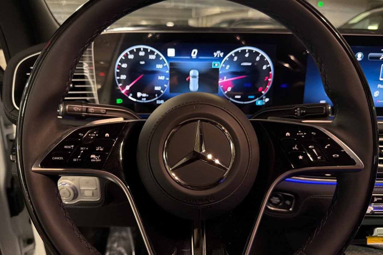 New 2026 MANUFAKTUR Moonlight White Metallic Mercedes-Benz Maybach GLS 600 4MATIC® SUV image 24