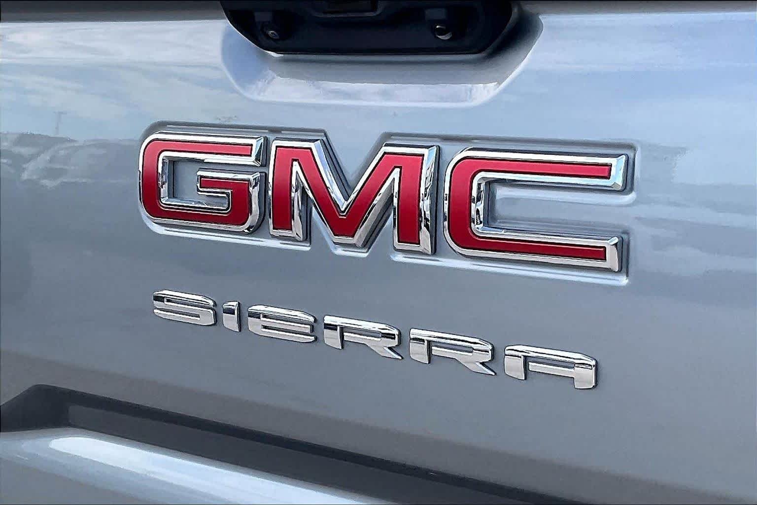 Used 2025 Sterling Metallic GMC Elevation image 27