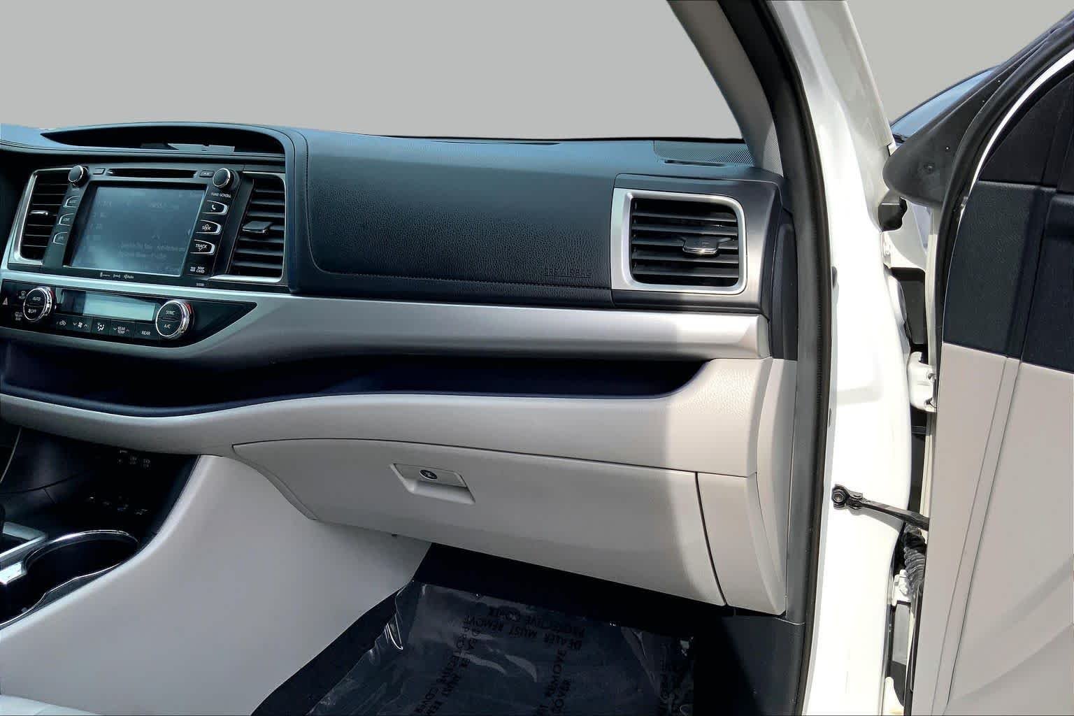 Used 2019 Blizzard Pearl Toyota XLE image 19