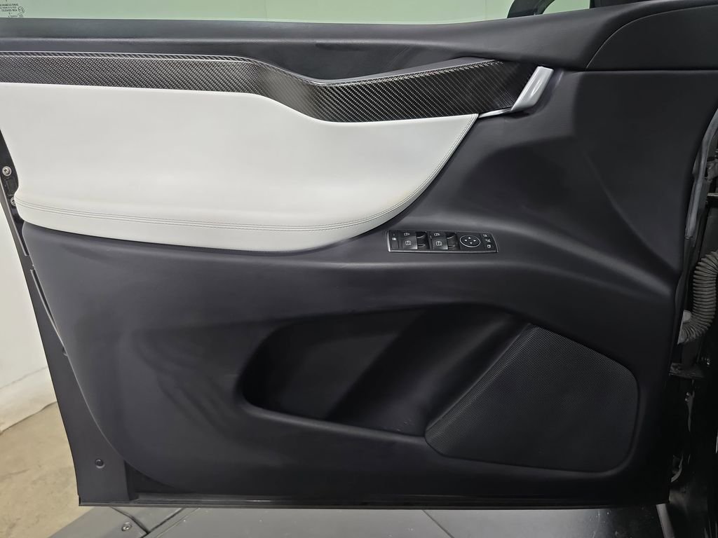 Used 2018  Tesla 75D image 22