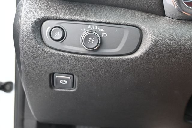 Used 2022 Summit White Chevrolet LT image 13