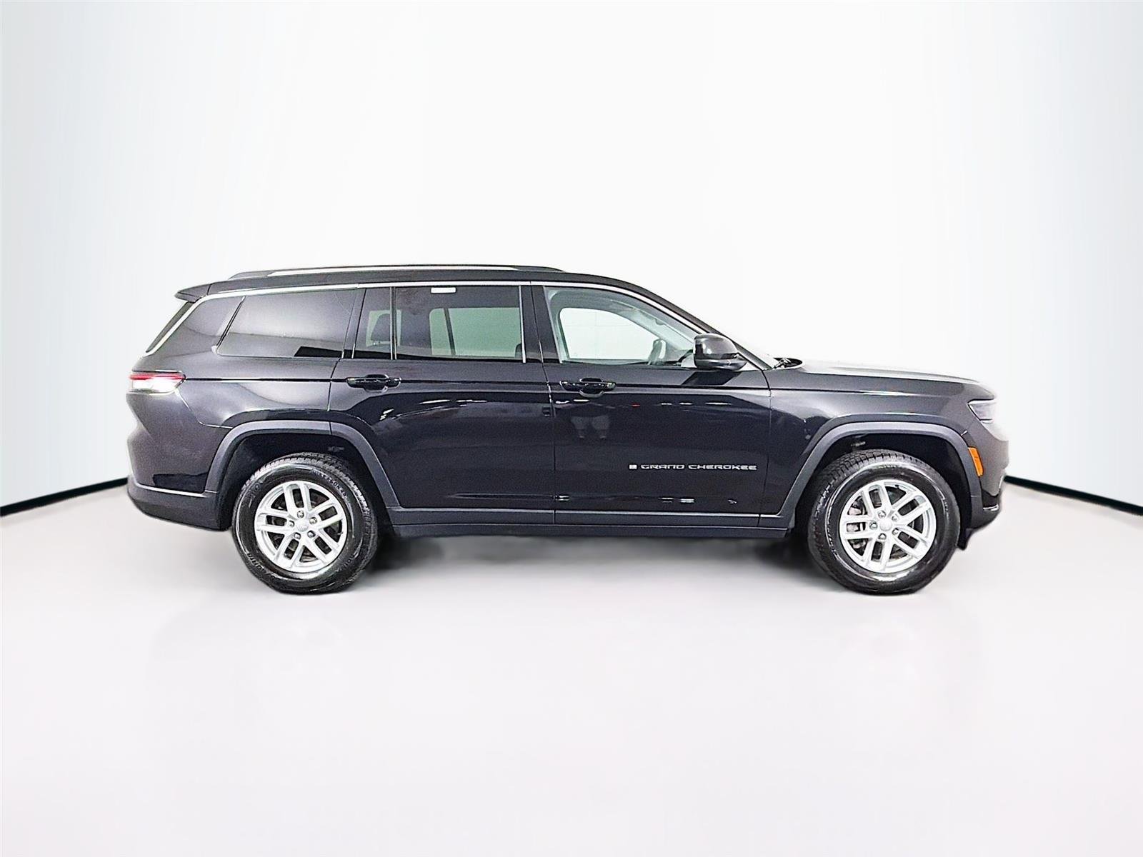 Used 2023  Jeep Laredo image 12
