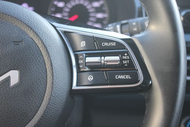 Used 2023 White Kia S image 15