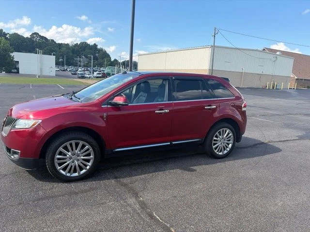 Used 2013 Red Lincoln Base image 2