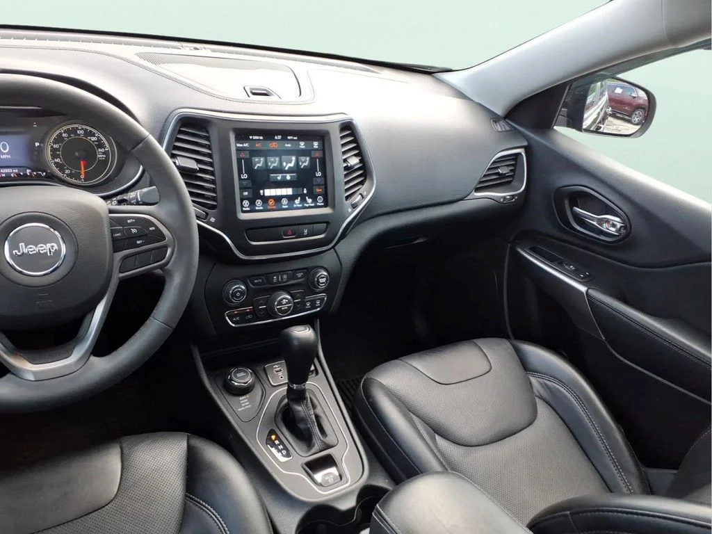 Used 2022 Black Jeep Latitude Lux image 14