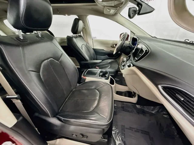Used 2017 Red Chrysler Limited image 29
