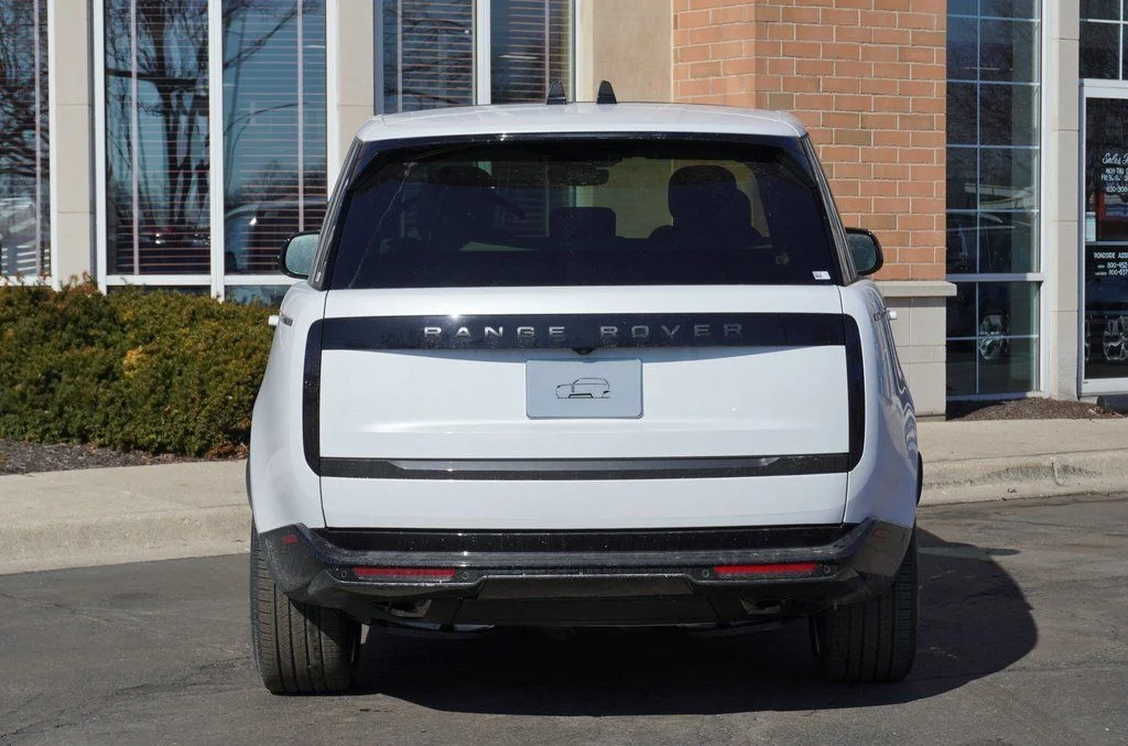 New 2026 Ostuni Pearl White Land Rover SE image 5