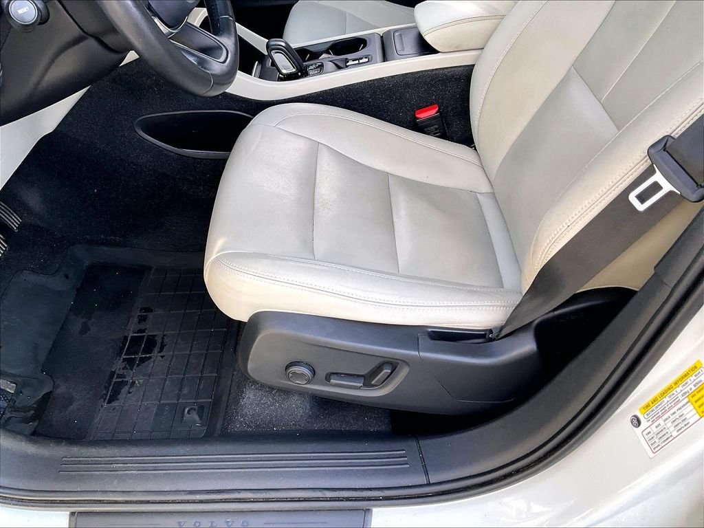 Used 2020 White Volvo Momentum image 34