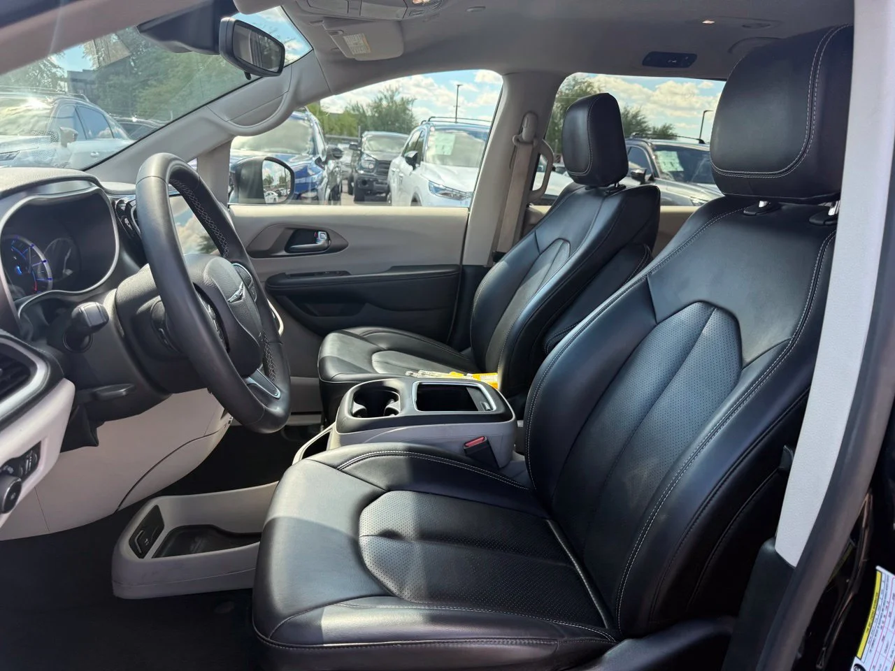 Used 2023 Brilliant Black Crystal Pearlcoat Chrysler Touring L image 12