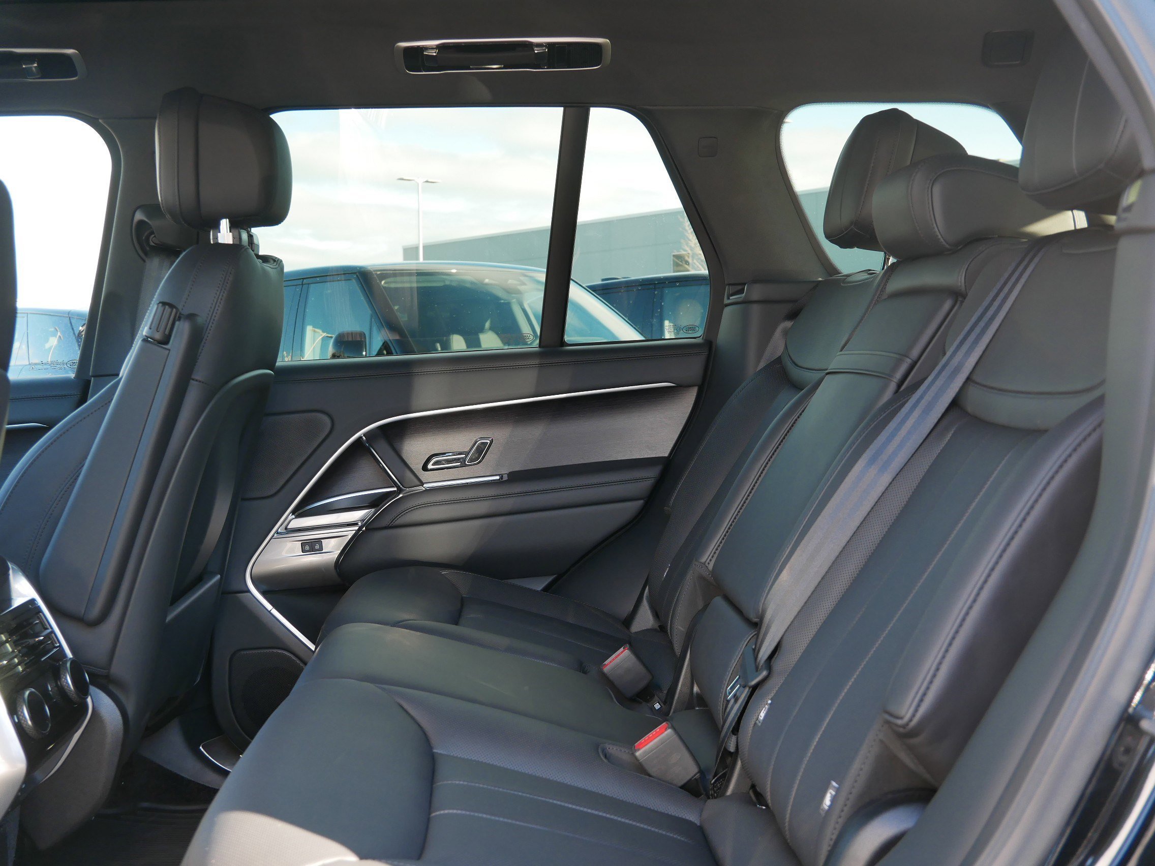 2026 Land Rover Range Rover SE - Photo 5