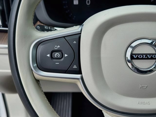 Used 2022 Ice White Volvo Momentum image 37