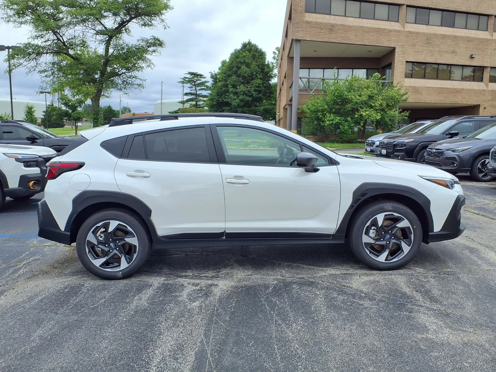 New 2026 CRYSTAL WHITE PEARL Subaru Limited image 11
