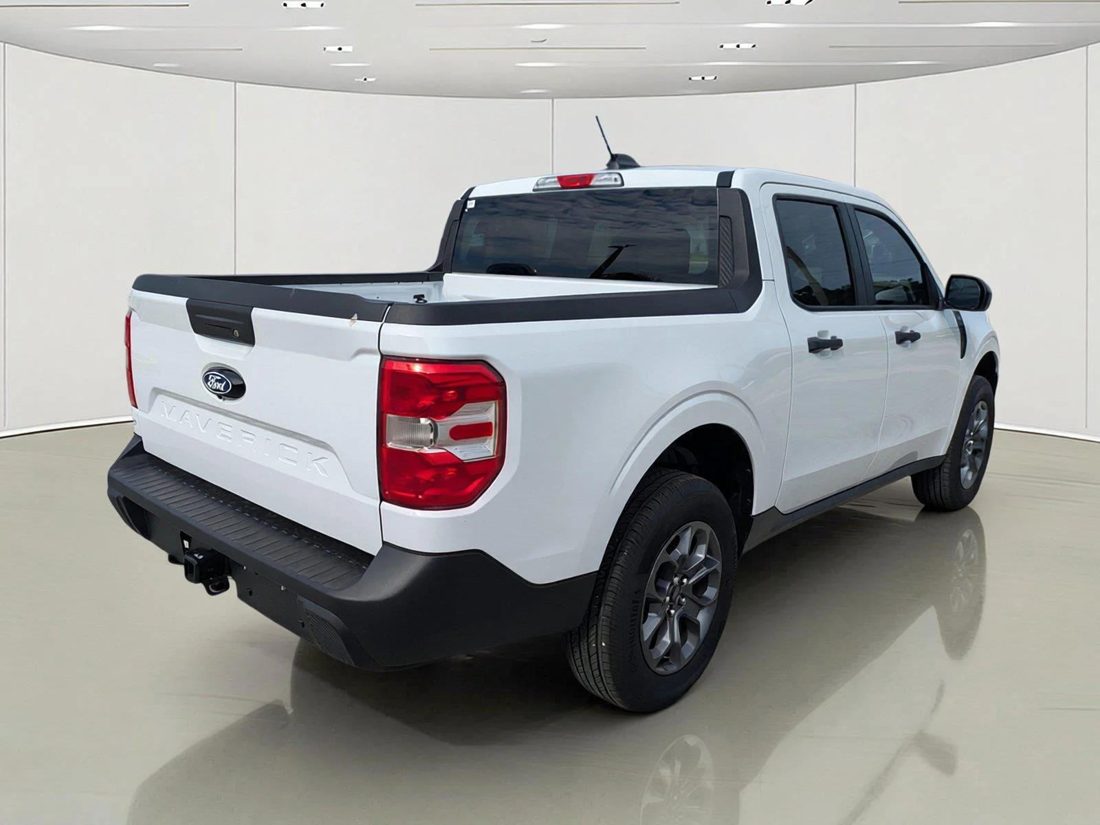 New 2026 Oxford White Ford XLT image 5