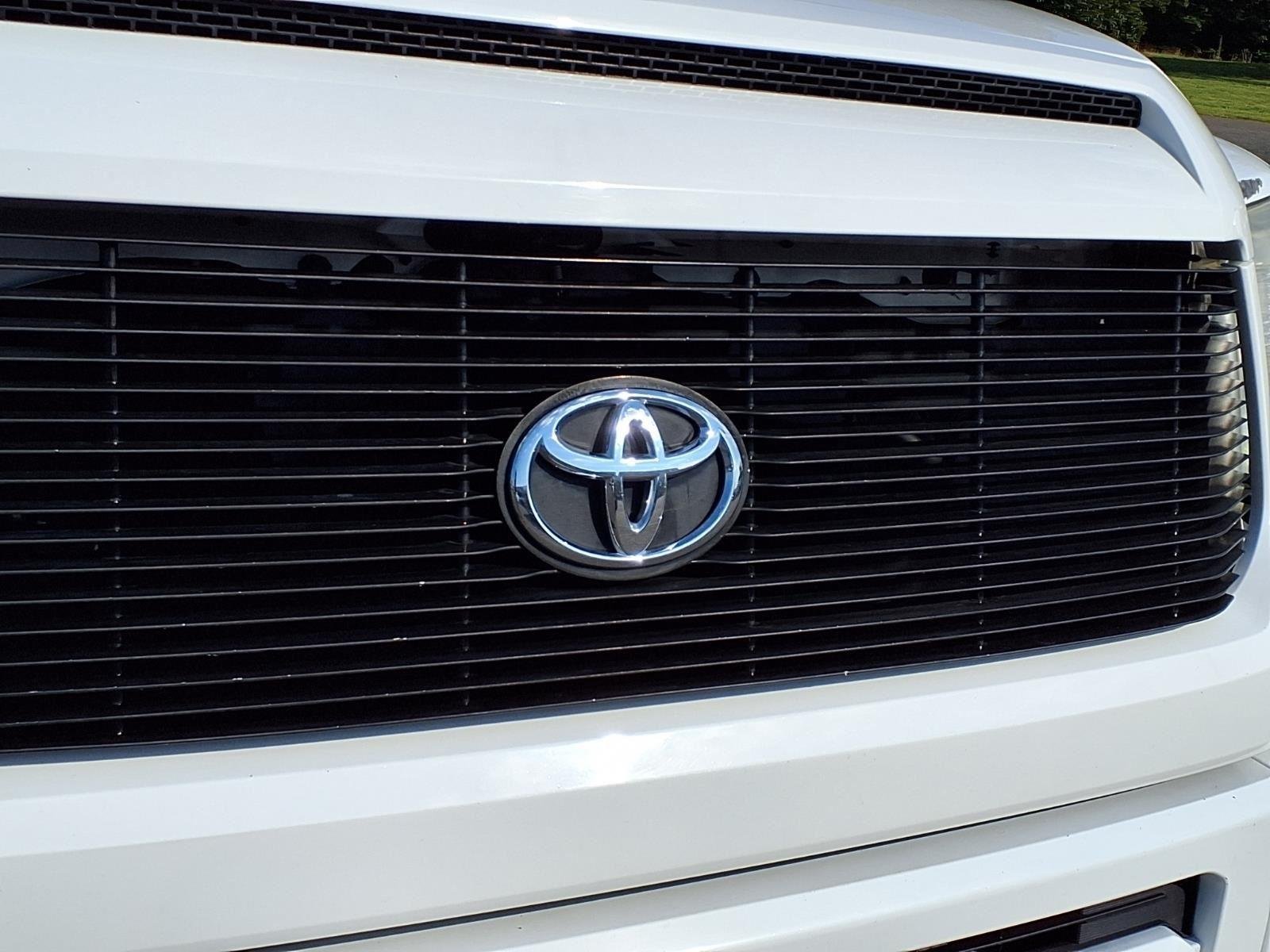 Used 2016 Super White Toyota Platinum image 15