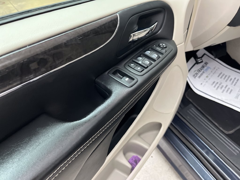 Used 2014 Gray Chrysler Touring-L image 10