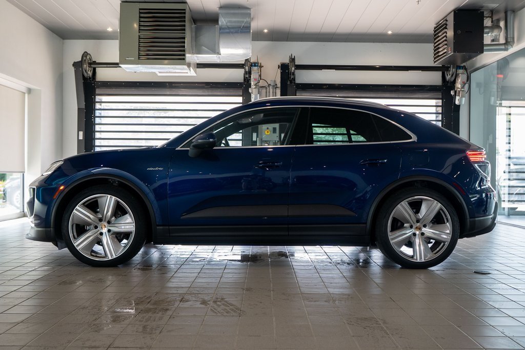 Used 2024 Porsche Macan Base with VIN WP1AA2XA2RL000164 for sale in Glendale, WI