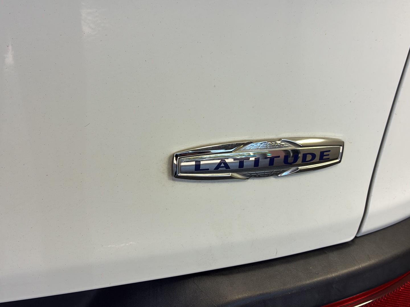 Used 2015 Bright White Clearcoat Jeep Latitude image 7