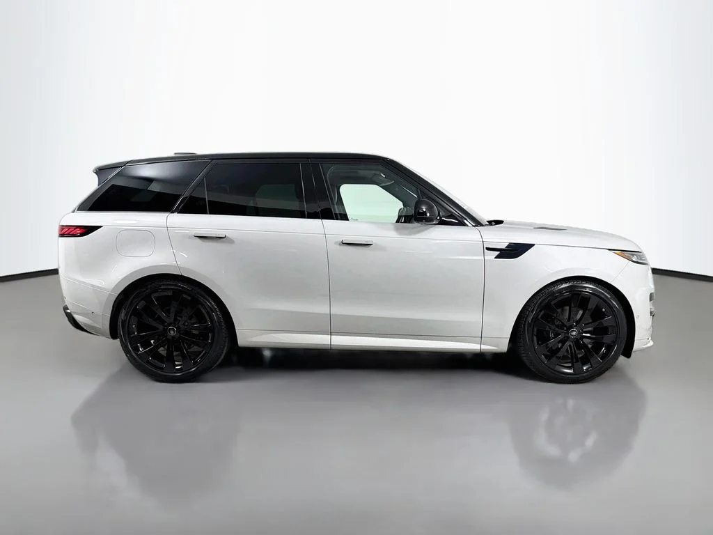 Used 2023 Gray Land Rover SE Dynamic image 4