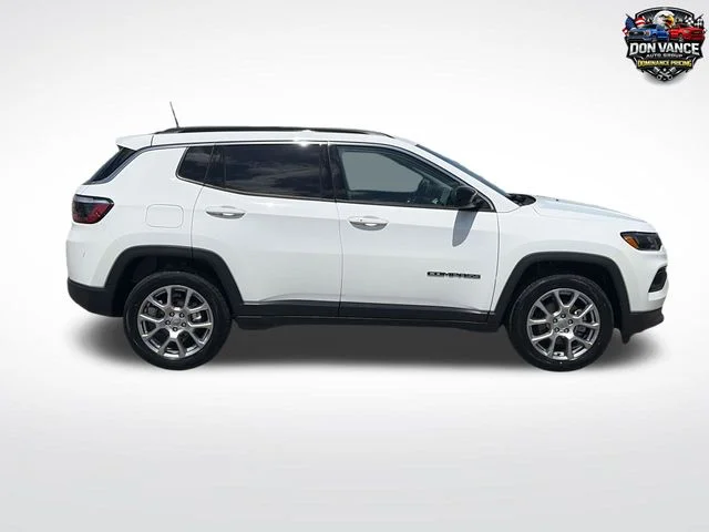 Used 2022 White Jeep Latitude Lux image 7