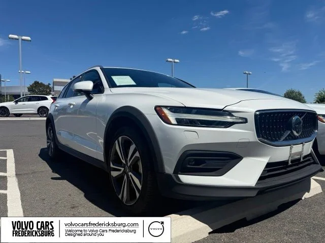 2025 Volvo V60 Cross Country B5 Plus AWD's photo