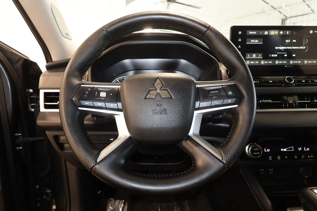 Used 2025 Gray Mitsubishi SE image 10