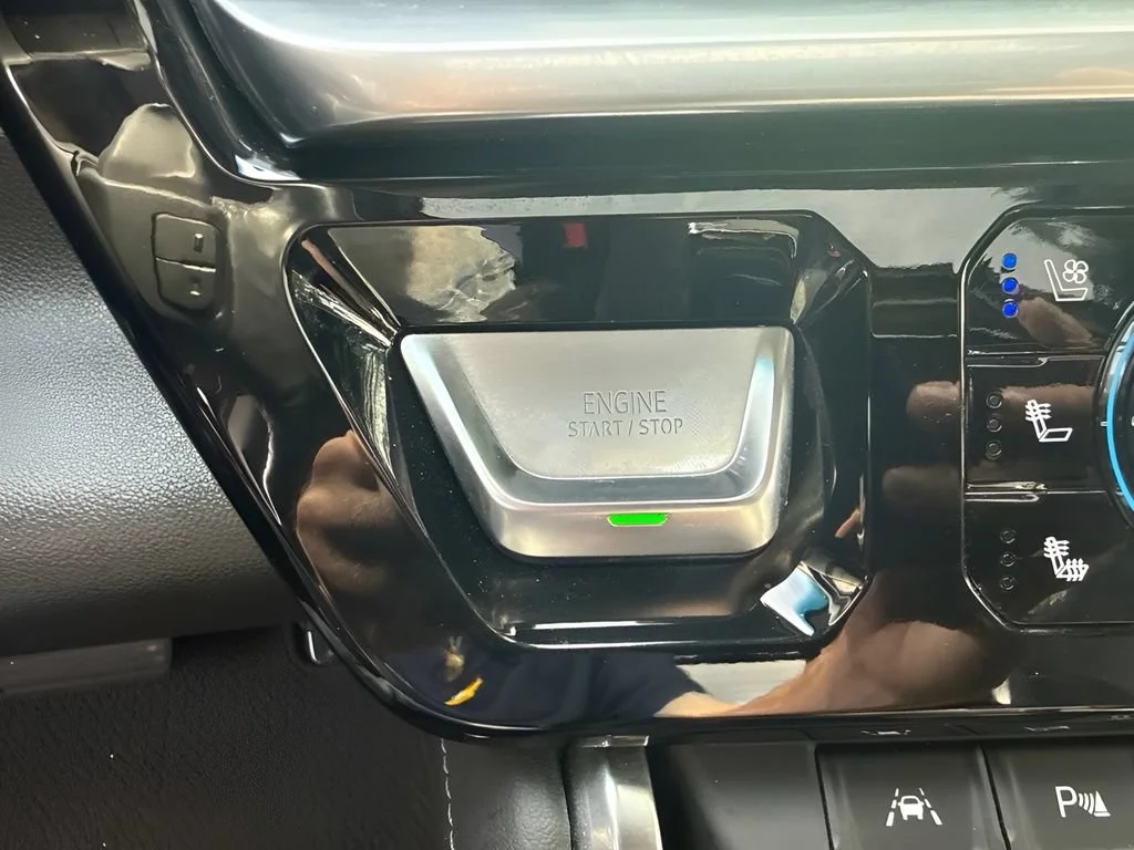 Used 2022 WHITE FROST TRICOAT GMC Denali image 19