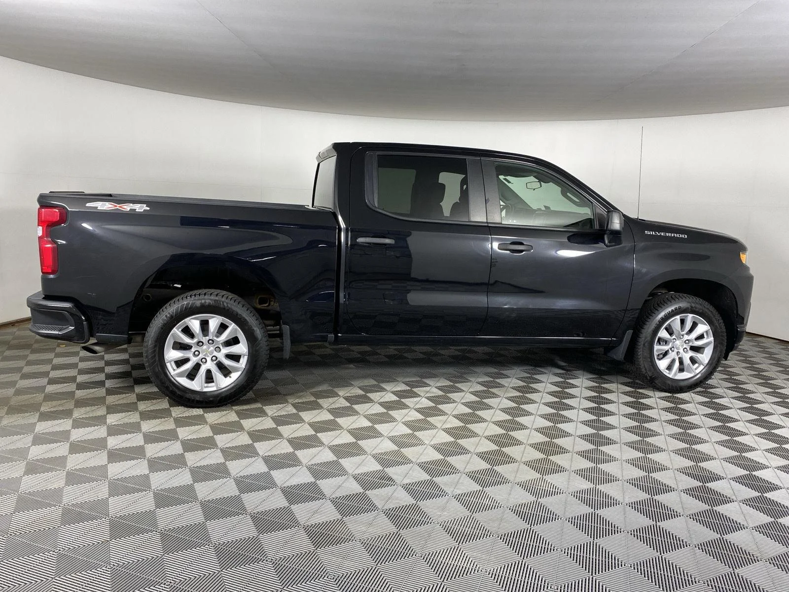 Used 2022 Black Chevrolet Custom image 17