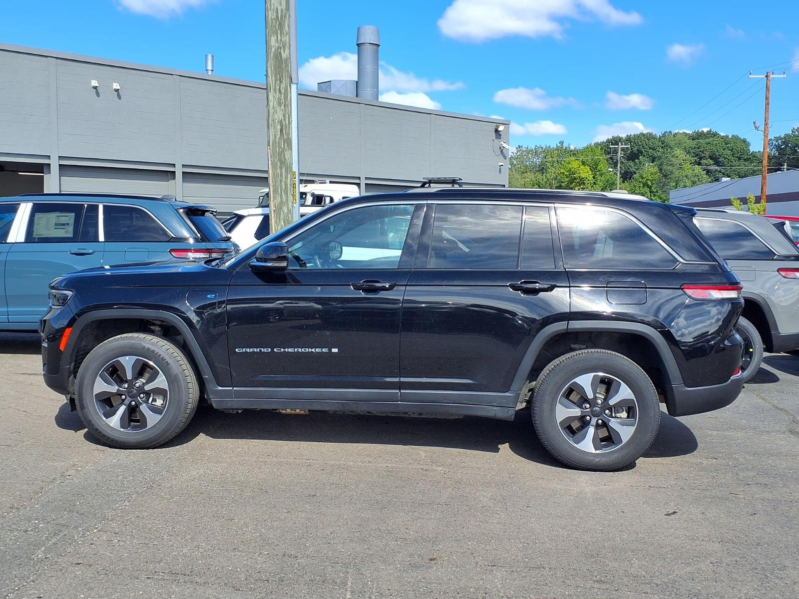 Used 2024 Diamond Black Crystal Pearl Coat Jeep 4xe image 25