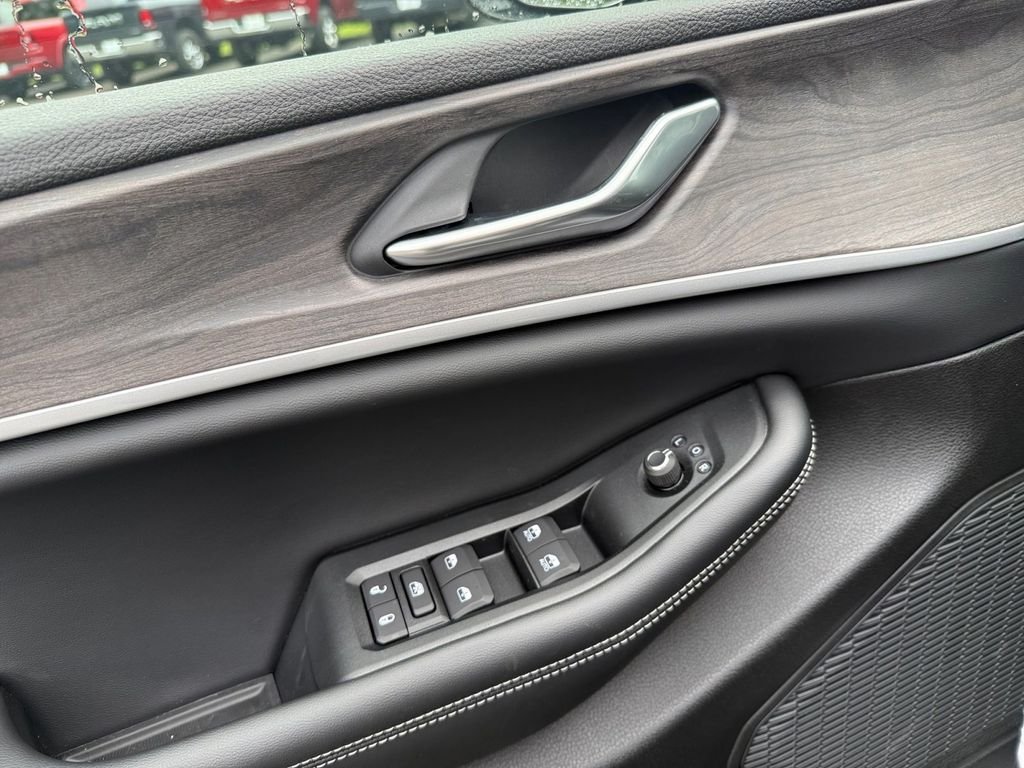 New 2026 Baltic Gray Metallic Clear-Coat Exterior Paint Jeep Altitude image 11