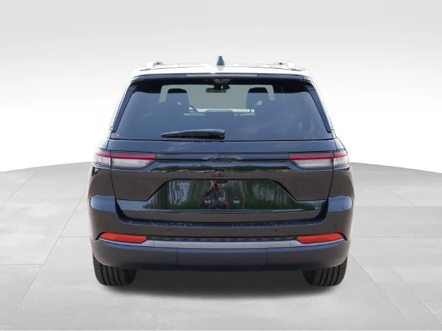 New 2026 Diamond Black Crystal Pearl-Coat Exterior Paint Jeep Limited image 4