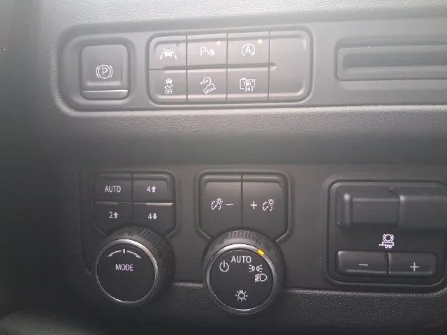 Used 2023 Gray Chevrolet Z71 image 35