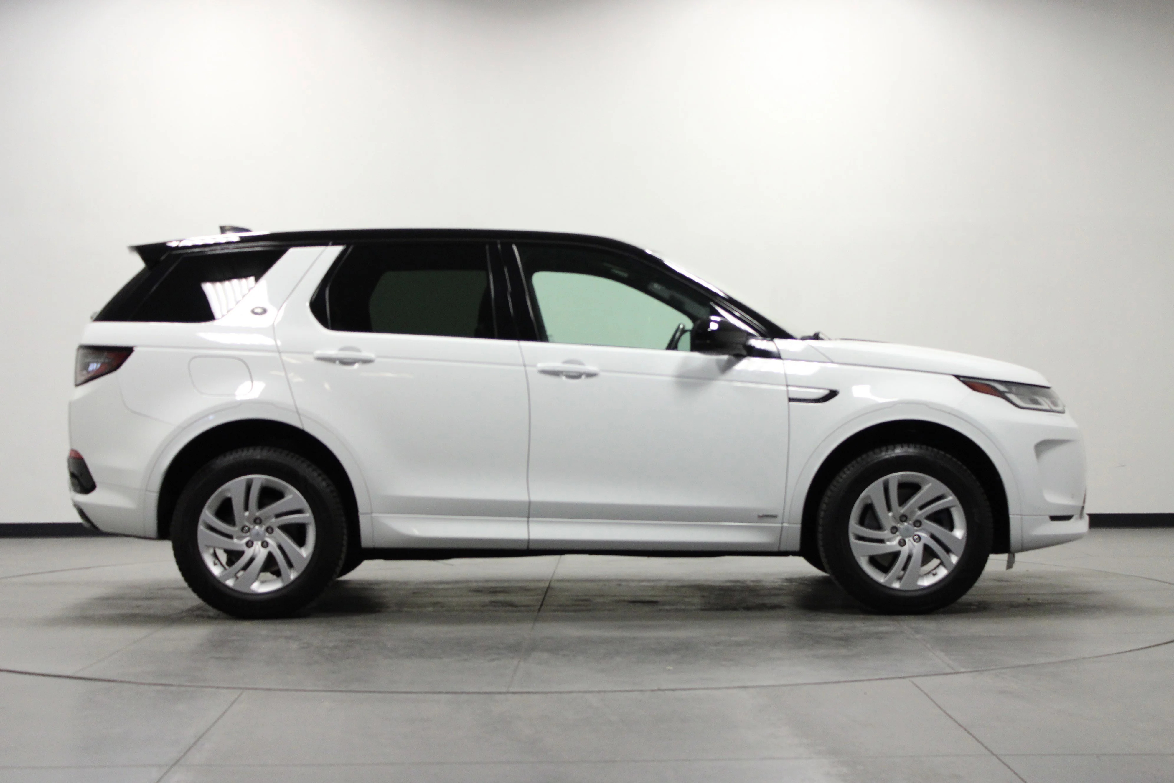 Used 2020 Fuji White Land Rover S R-Dynamic image 3